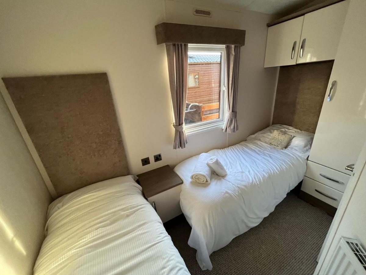 Hazel Oaks, Beautiful Lodge With Hot Tub - Sleeps 6 - Felmoor Park Morpeth Kültér fotó
