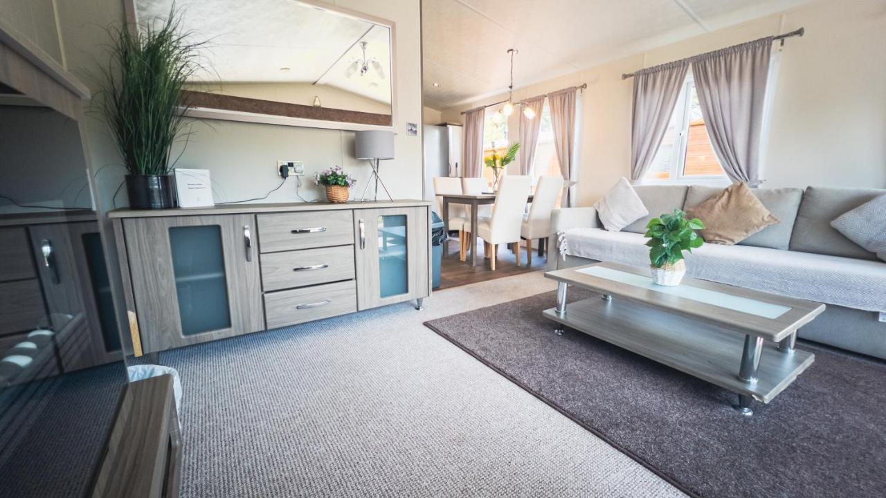 Hazel Oaks, Beautiful Lodge With Hot Tub - Sleeps 6 - Felmoor Park Morpeth Kültér fotó